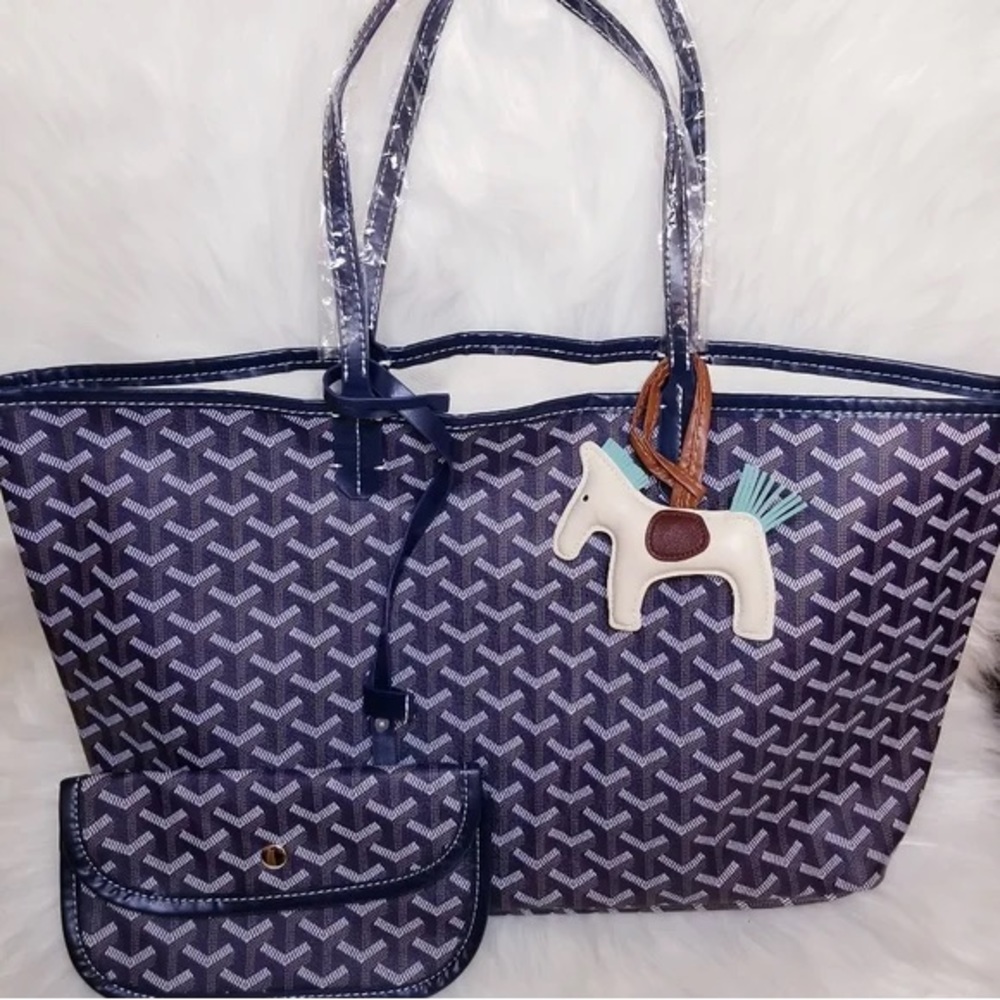 Tote bag with removable pouch
